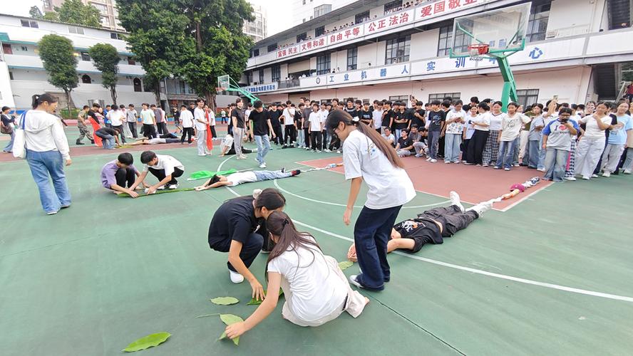 本次素质拓展是学校新生入学教育的重要一环,以寓教于乐的体验式教学
